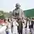 Indien Opposition Protest Mahatma Ghandi Statue Parlament