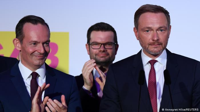 Volker Wissing, Marco Buschmann, Christian Lindner clapping on stage