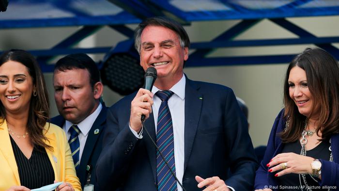 Bolsonaro discursa para apoiadores em Brasília