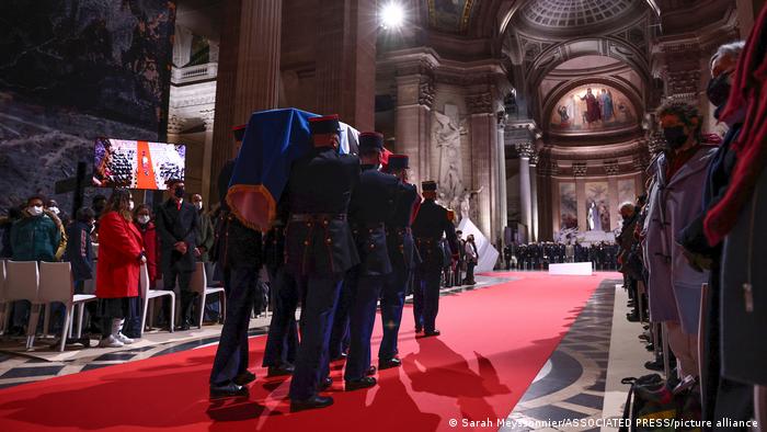 Soldaten tragen Bakers Sarg über einen roten Teppich ins Panthéon 