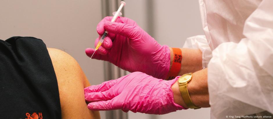 Pesquisadores mediram respostas imunológicas da terceira dose da vacina contra o coronavírus em 3 mil pessoas