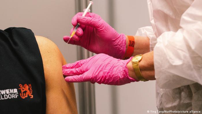 Deutschland Corona-Impfung in einem Impfzentrum in Düsseldorf