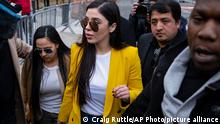 11.2.2019, New York, USA, Emma Coronel Aispuro, center, wife of Joaquin El Chapo Guzman, leaves federal court, Monday, Feb. 11, 2019, in New York. A jury is deliberating at the U.S. trial of the infamous Mexican drug lord. (AP Photo/Craig Ruttle)