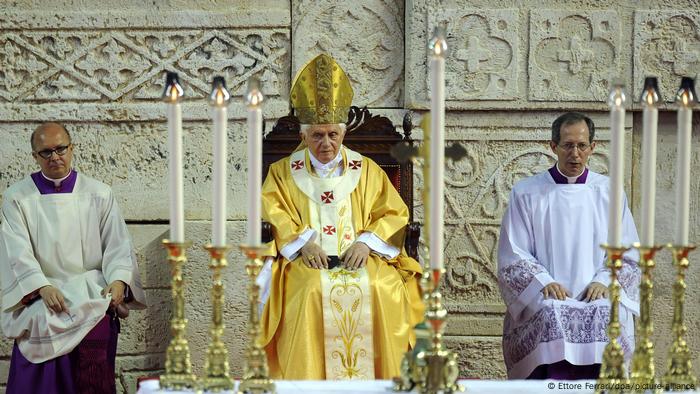 Razinger, aquí aún en fuciniones como papa Benedicto XVI en Nicosia, Chipre
