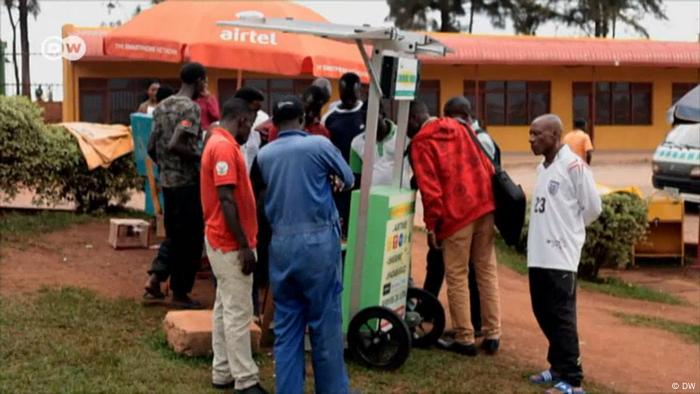 Solar Kiosk Laden in Uganda bringt Energie und Jobs (Foto: DW)