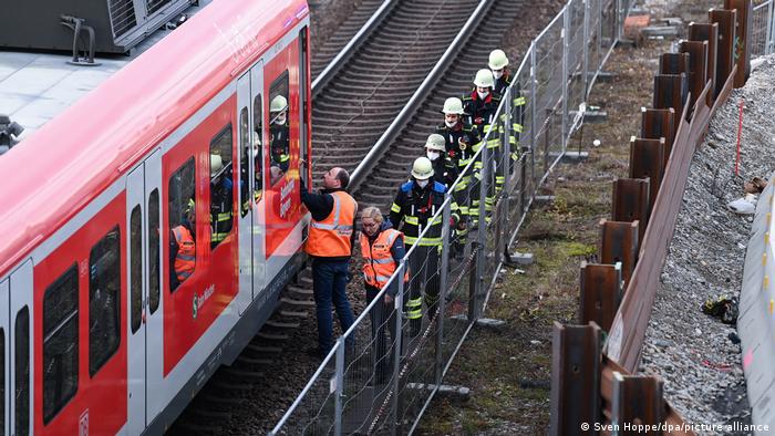 Explosión de una boba de la II Guerra Mundial en las vías del ferrocarril, en Múnich. (1.12.2021).