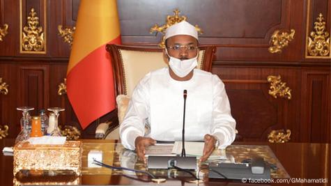 Le président de la transition tchadienne Mahamat Idriss Déby Itno assis à une table lors d'un conseil des ministres extraordinaire (Archives - N'Djaména, 29.11.2021)