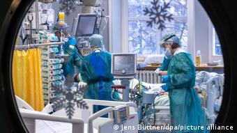 Médicos y enfermeras atienden a los pacientes en una de las salas de tratamiento de la unidad de cuidados intensivos del Centro Médico Universitario de Rostock.