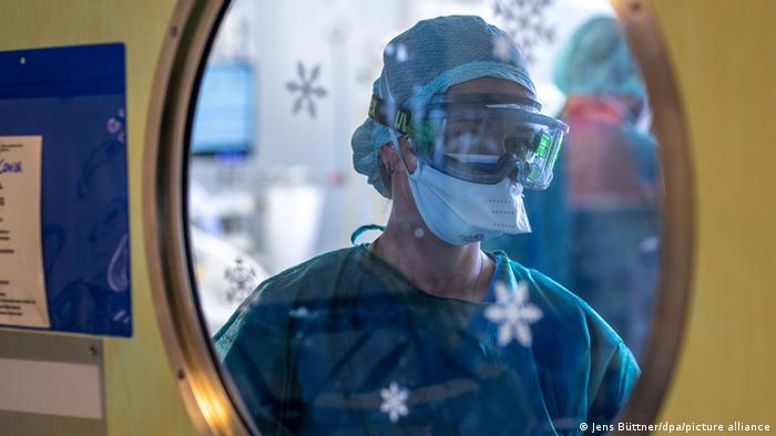 Женщина-врач в маске и очках в клинике в Ростоке