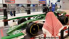Ein Mann sieht sich am King Abdulaziz International Airport einen Rennwagen, der für die Formel 1 wirbt, an. Das Land wird nächsten Monat das erste Mal Gastgeber des Sportereignisses sein. +++ dpa-Bildfunk +++