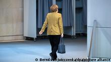 Bundeskanzlerin Angela Merkel (CDU) verlässt die Plenarsitzung im Deutschen Bundestag. Die Hauptthemen der 206. Sitzung der 19. Legislaturperiode sind der Jahreswirtschaftsbericht, ein Gesetzentwurf zur höheren IT-Sicherheit bei kritischer Infrastruktur, die Verordnung zur Aufstellung von Wahlbewerbern unter Corona-Bedingungen und eine Aktuelle Stunde zur Schuldenbremse.