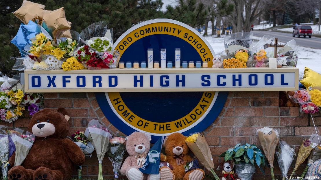 Oxford Lisesi'nde düzenlenen saldırı sonrasında okulun tabelasının altına bırakılan oyuncaklar