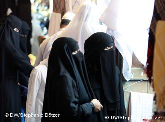 Frauen mit Gesichtsschleier in Katar (Foto: DW/Doetzer)