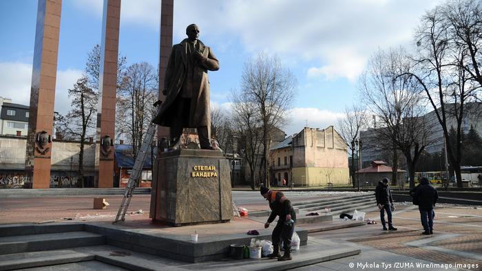 Urkaine Denkmal für Stepan Bandera, ein Mann mit wehendem Mantel auf einem Sockel