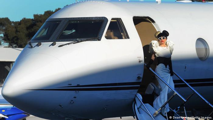 Bintang pop Lady Gaga dengan jet pribadinya di Sydney