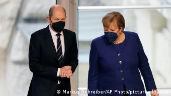 Olaf Scholz, Angela Merkel liderliğindeki Büyük Koalisyon hükümetinde, Başbakan Yardımcısı ve Maliye Bakanı olarak yer almıştı