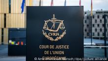 Ein Schild vor dem Europäischen Gerichtshof mit der Aufschrift Cour de Justice de l'union Européene im Europaviertel auf dem Kirchberg. Am 01.10.2020 will der EuGH zum Online-Verkauf von Arzneimitteln ein Urteil fällen. +++ dpa-Bildfunk +++