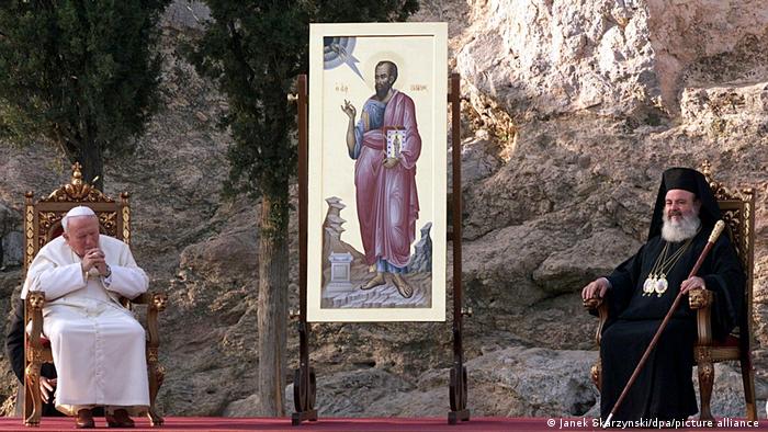 Papst Johannes Paul II und orthodoxer Bischof auf dem Aeropag-Hügel in Athen