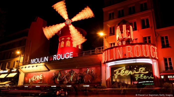 El Moulin Rouge, a los pies de Montmartre, en París