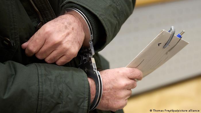 The hands of defendant Anwar R. in handcuffs in the court in Koblenz