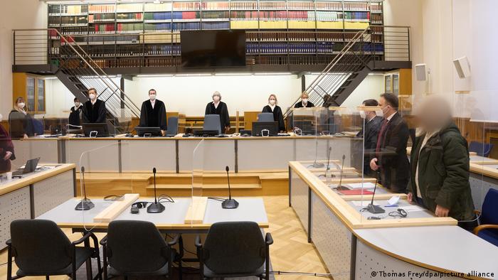 02.12.2021, Koblenz - Der Angeklagte (r) und die anderen Prozessbeteiligten stehen im Gerichtssaal des Oberlandesgerichts