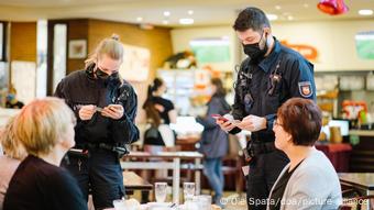 Όλο πιο αυστηρά ελέγχονται από την αστυνομία πιστοποιητικά εμβολιασμού ή ανάρρωσης και αρνητικά τεστ