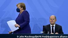 02.12.2021 | Die geschäftsführende Bundeskanzlerin Angela Merkel (CDU) und Olaf Scholz (SPD), SPD-Kanzlerkandidat und Bundesminister der Finanzen, geben nach der Ministerpräsidentenkonferenz mit Scholz und Merkel zur Corona Pandemie im Bundeskanzleramt eine Pressekonferenz.