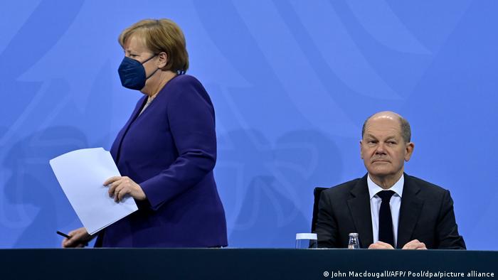 تنسحب ميركل من المشهد السياسي بعد أن حكمت ألمانيا 16 عاما ليخلفها الاشتراكي الديمقراطي أولاف شولتس (الصورة).