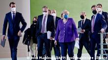 02.12.2021 Hendrick Wüst (CDU,l-r), Ministerpräsident von Nordrhein-Westfalen, Michael Müller (SPD), Regierender Bürgermeister von Berlin, die geschäftsführende Bundeskanzlerin Angela Merkel (CDU) und Olaf Scholz (SPD), SPD-Kanzlerkandidat und Bundesminister der Finanzen, kommen nach der Ministerpräsidentenkonferenz mit Scholz und Merkel zur Corona Pandemie im Bundeskanzleramt zu einer Pressekonferenz. +++ dpa-Bildfunk +++