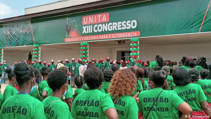 Delegados da UNITA em frente ao local do congresso do partido, em Luanda