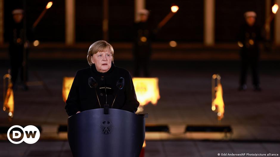 Kanselir Jerman Angela Merkel menerima penghargaan militer perpisahan di Grand Tattoo′ |  Jerman |  Berita dan pelaporan mendalam dari Berlin dan sekitarnya |  DW