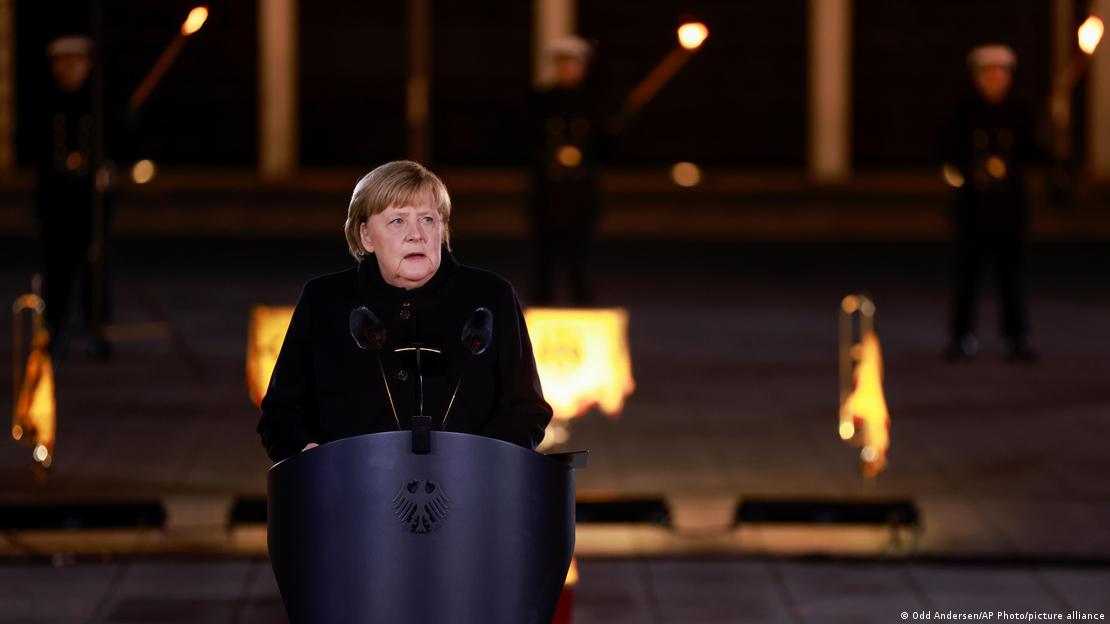 Merkel faz discurso durante cerimônia militar de despedida em Berlim