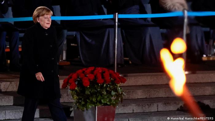 Deutschland | Großer Zapfenstreich für Bundeskanzlerin Angela Merkel: Merkel steht hinter einem großen Strauß roter Rosen