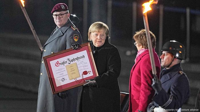 Deutschland | Großer Zapfenstreich für Bundeskanzlerin Angela Merkel