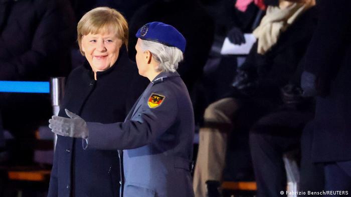 Angela Merkel (izq.) durante la ceremonia de honor
