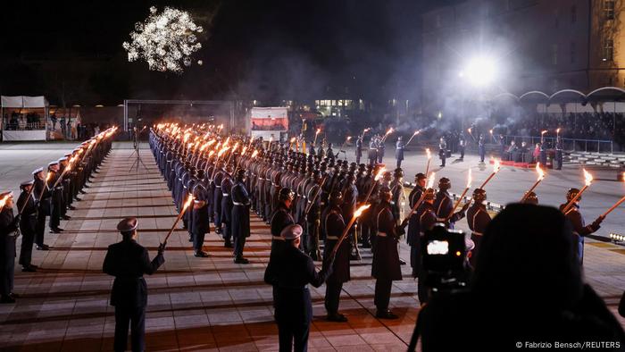 Запалення смолоскипів військовими - одна із традицій церемонії