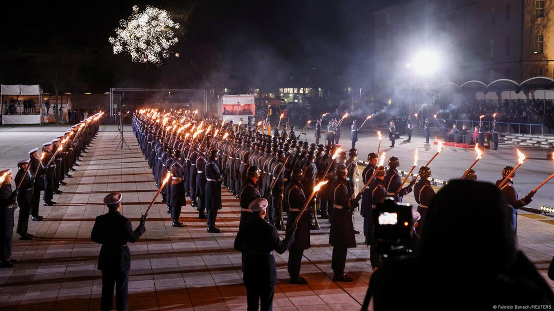 Cerimônia militar para Angela Merkel em Berlim