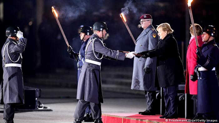 Merkel en la ceremonia de despedida