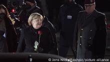 Aktuell, 02.12.2021, Berlin, Dr. Angela Merkel lacht mit einer Rose in der Hand nach dem grossen Zapfenstreich anlaesslich der Verabschiedung und Ende der Amtszeit der Bundeskanzlerin im Verteidigungsministerium in Berlin.