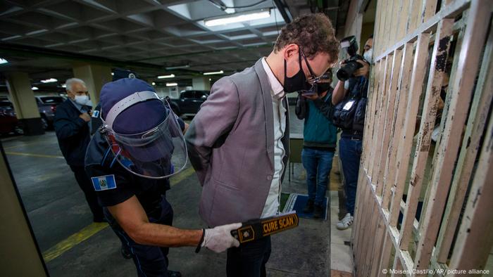  El hijo del expresidente panameño Ricardo Martinelli, Luis Enrique Martinelli Linares, es cacheado por un agente antes de una audiencia en el edificio de los tribunales judiciales en Ciudad de Guatemala (Archivo: 07.07.2020)