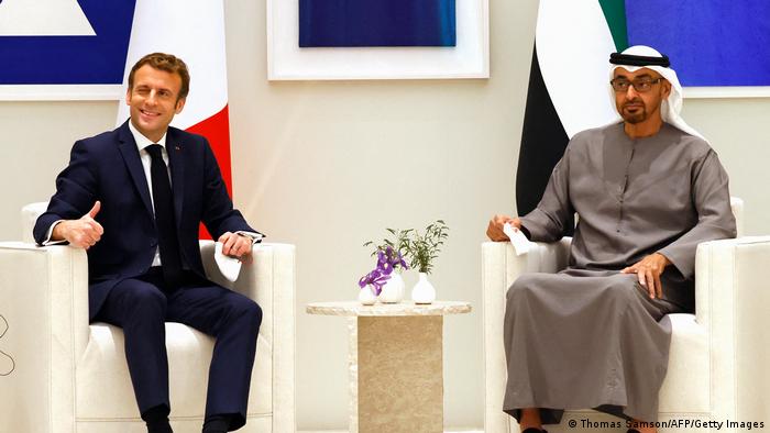 Frankreichs Präsident Emmanuel Macron bei einem Treffen mit dem Kronprinz von Abu Dhabi, Scheich Mohammed bin Sajid al-Nahjan, in Dubai
