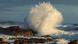 Eine Welle trifft an der Küste auf Felsen bricht sich mit hoch aufspritzender Gischt (Foto: Nico Smit/Zoonar/picture alliance) Eine Welle trifft an der Küste auf Felsen bricht sich mit hoch aufspritzender Gischt (Foto: Nico Smit/Zoonar/picture alliance)