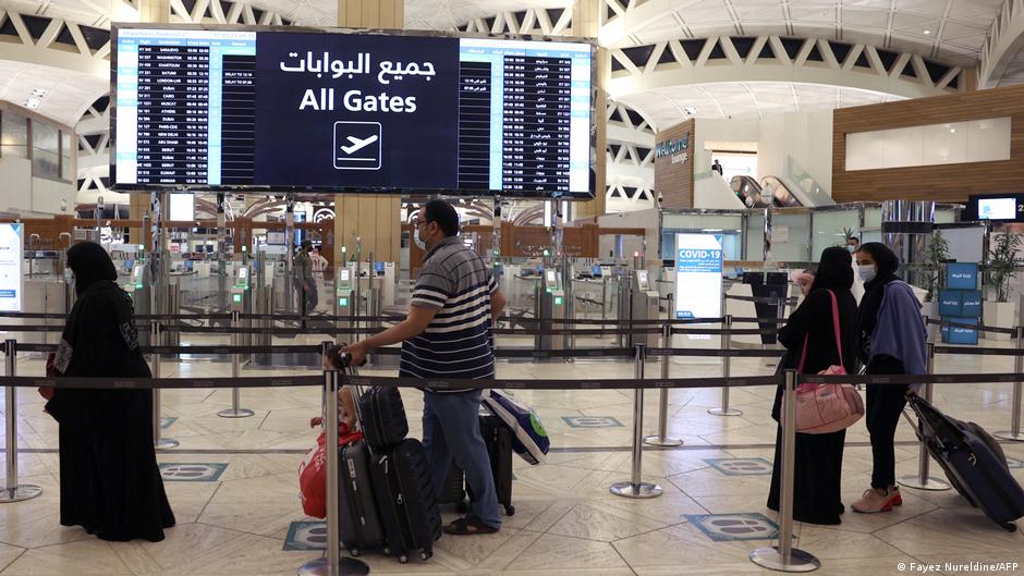 سماع دوي انفجارات بالرياض واستعداد السلطات لإعادة تشغيل المطار الدولي