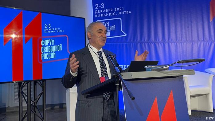 Гарри Каспаров выступает с трибуны Форума свободной России