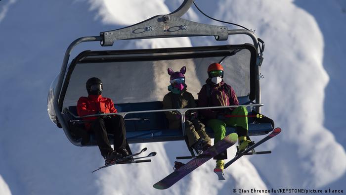 Skifahrer tragen FFP2-Schutzmasken in einem Sessellift im Schweizer Skigebiet Silvretta Arena in Samnaun