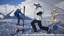 Skifahrer tragen FFP2-Schutzmasken auf der Piste im Skigebiet Silvretta Arena in Samnaun. Das Schweizer Samnaun betreibt mit Ischgl in Tirol (Österreich) ein gemeinsames Skigebiet. Weil in Österreich die 2G-Regel gilt, müssen Skifahrer auf der Schweizer Seite auch ein Covid-Zertifikat haben. Wer österreichische Anlagen nutzen möchte, muss geimpft oder genesen sein. Auf der Schweizer Seite genügt ein 3G-Zertifikat bezüglich des Coronavirus. +++ dpa-Bildfunk +++