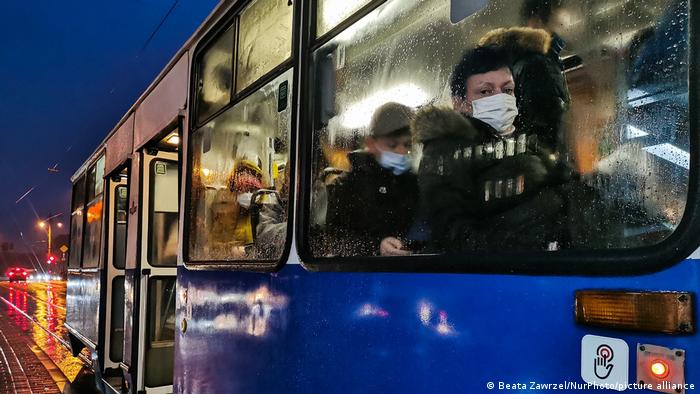 Ljudi s maskama u tramvaju u Krakovu