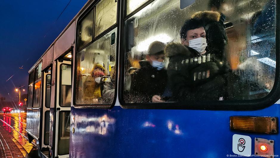 Tokom pandemije korone, maske u javnom prevozu u Krakovu (na fotografiji), ali i celoj Poljskoj, bile su obavezne