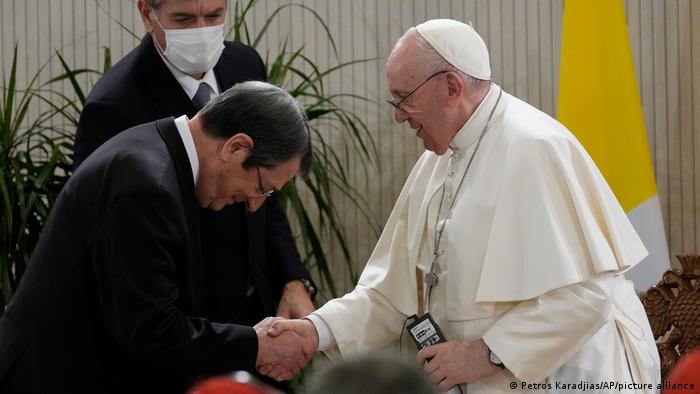 Das römisch-katholische Kirchenoberhaupt wird von Zyperns Präsidenten Nicos Anastasiades ehrfürchtig begrüßt
