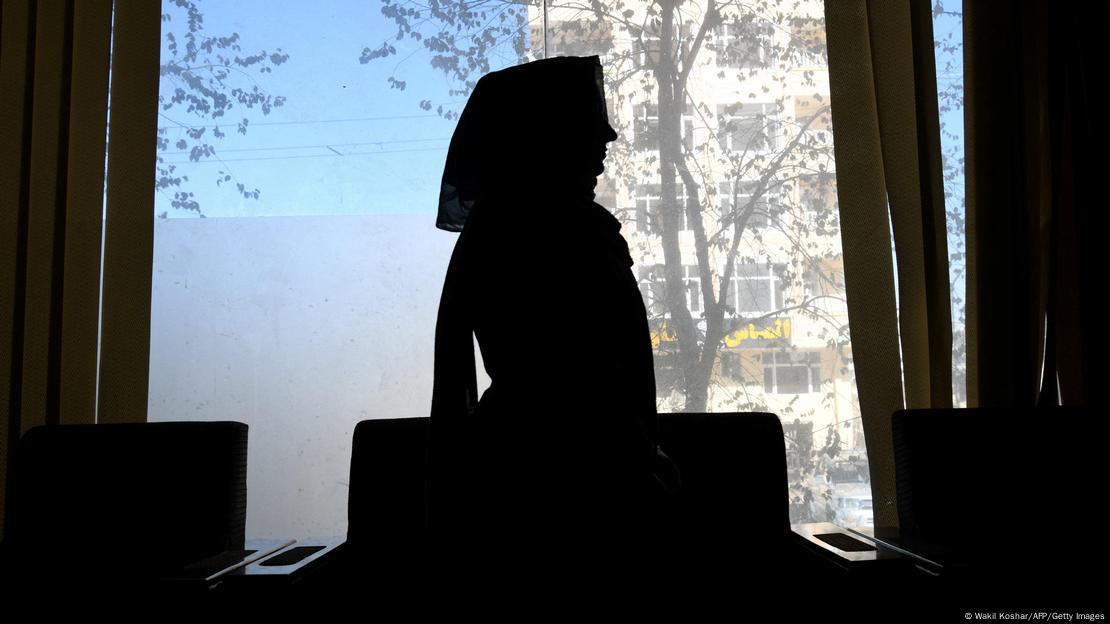 د ښځو د حقونو فعالان وايي، طالبان ښځې له خپلو اساسي حقونو بې برخې کوي